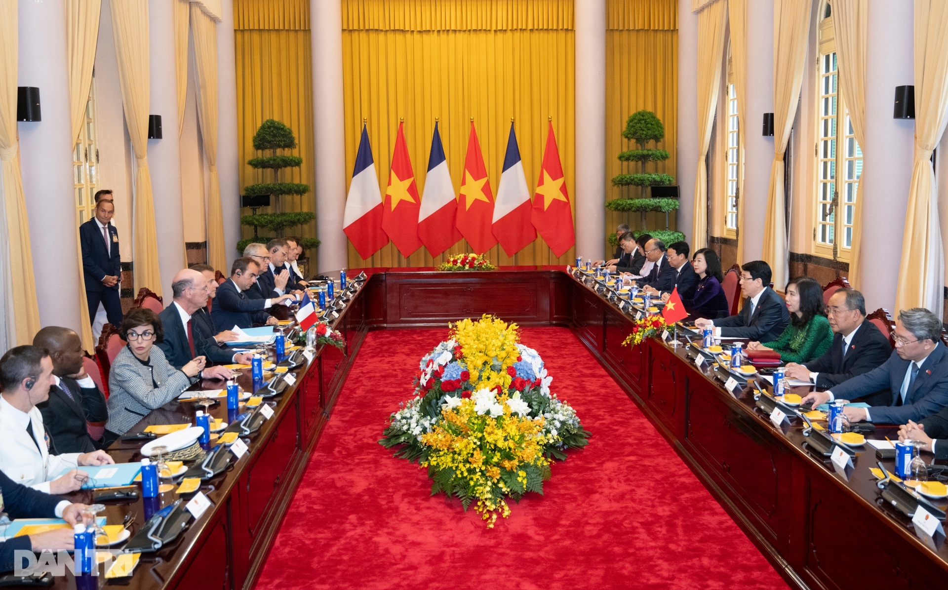 Toàn cảnh lễ đón Tổng thống Pháp thăm cấp Nhà nước tới Việt Nam - 9 Toàn cảnh lễ đón Tổng thống Pháp thăm cấp Nhà nước tới Việt Nam - 9
