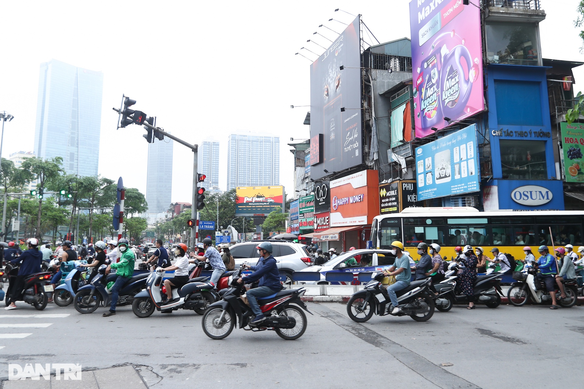 Hình ảnh xe máy đi ngược chiều tràn lan trên đường phố Hà Nội - 4