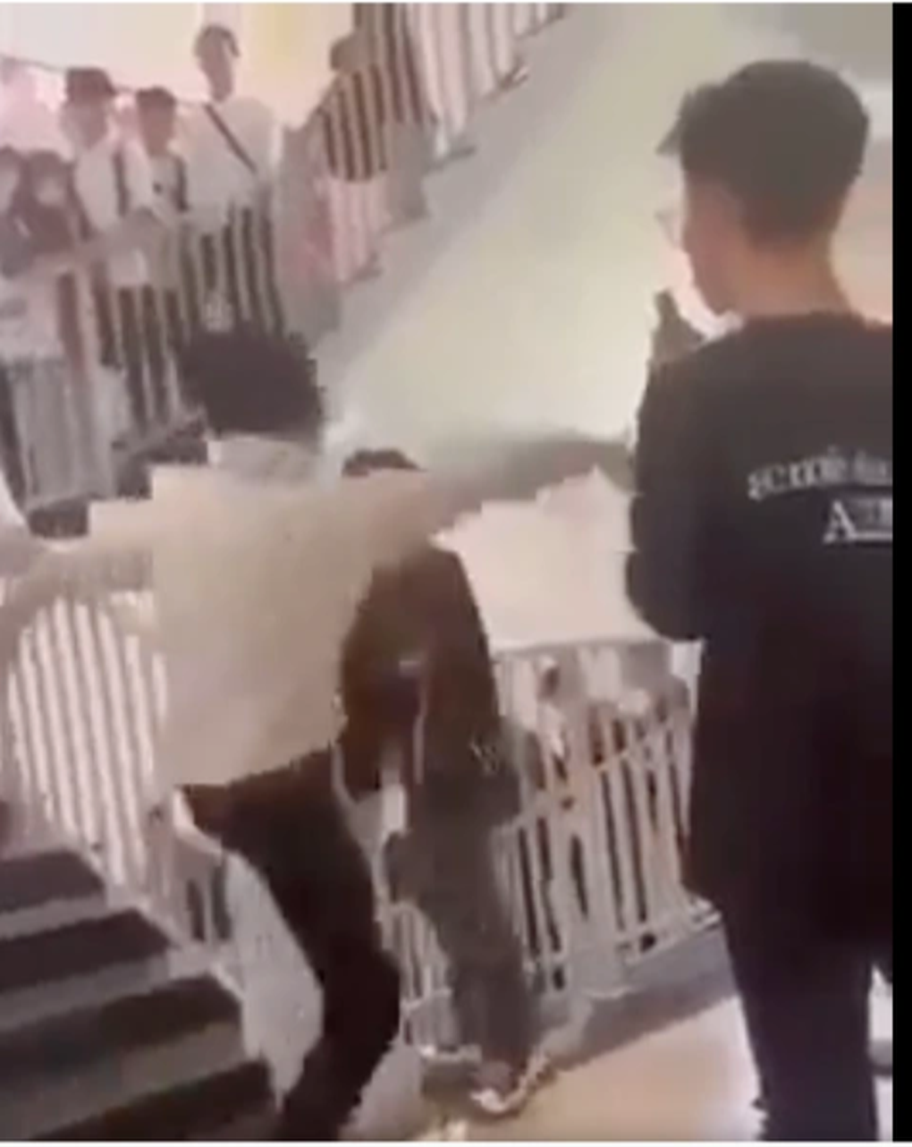 Hà Nội: Sinh viên hành hung bạn đổ máu tại trường học - 1 Hà Nội: Sinh viên hành hung bạn đổ máu tại trường học - 1