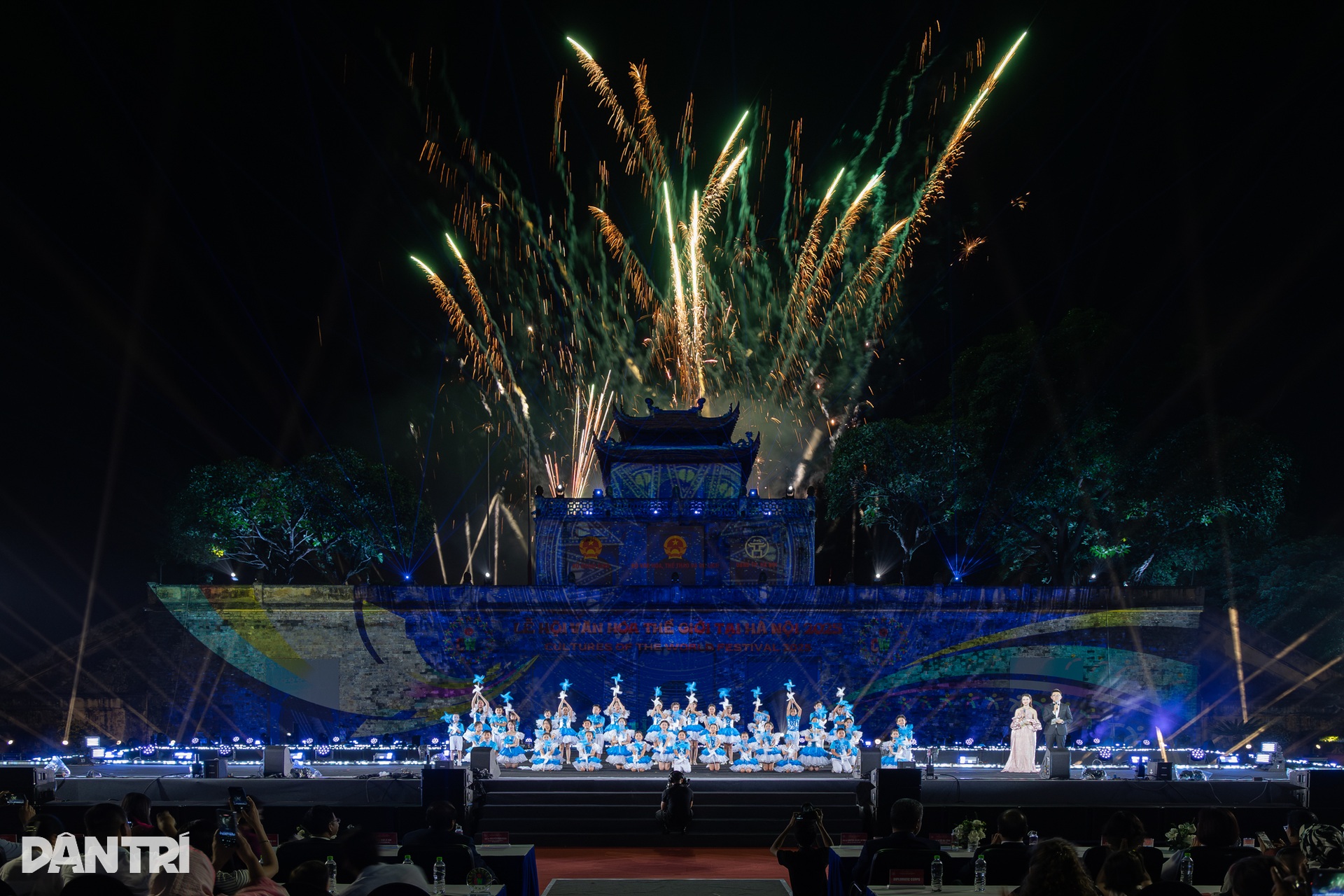 Hoàng Thùy Linh đem bản hit trăm triệu views lên sân khấu lễ hội thế giới - 12 Hoàng Thùy Linh đem bản hit trăm triệu views lên sân khấu lễ hội thế giới - 12