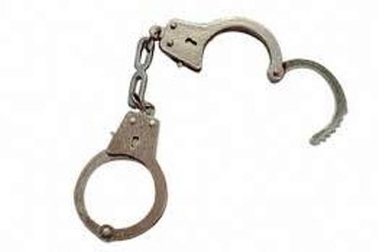 Khám nhà tội phạm ma túy, phát hiện... còng số 8