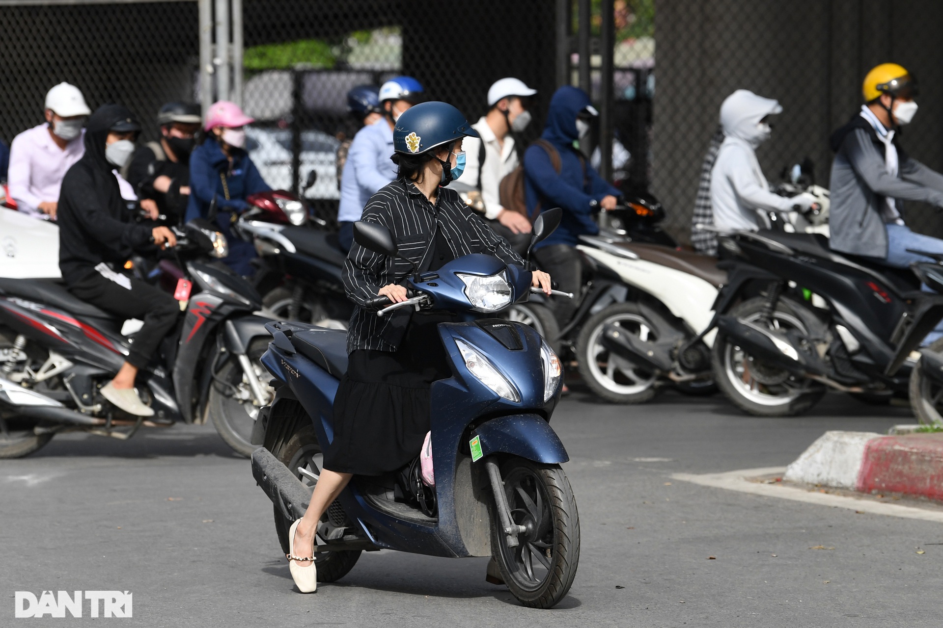 Lái xe ngơ ngác tìm lối đi ở nút giao ùn tắc nhất Hà Nội vừa phân luồng lại - 6 Lái xe ngơ ngác tìm lối đi ở nút giao ùn tắc nhất Hà Nội vừa phân luồng lại - 6