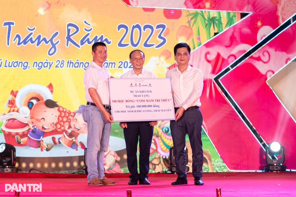 Trao 2000 bánh Trung thu, 100 suất học bổng tới học sinh hoàn cảnh khó khăn - 4 Trao 2000 bánh Trung thu, 100 suất học bổng tới học sinh hoàn cảnh khó khăn - 4