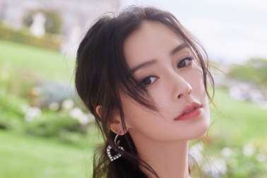 Dân mạng không tin Angelababy chưa đặt chân tới câu lạc bộ thoát y