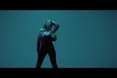 Holly Hagan trổ tài ca hát