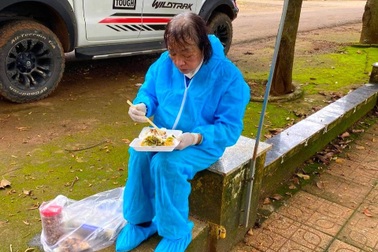 71 tuổi vẫn "xông" vào tâm dịch hỗ trợ người nghèo