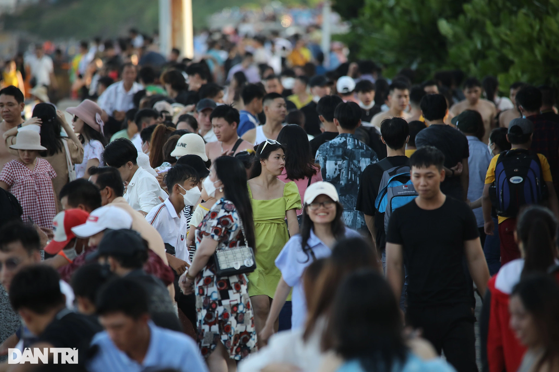 Biển Vũng Tàu đông nghẹt người trong ngày nghỉ lễ - 2 Biển Vũng Tàu đông nghẹt người trong ngày nghỉ lễ - 2