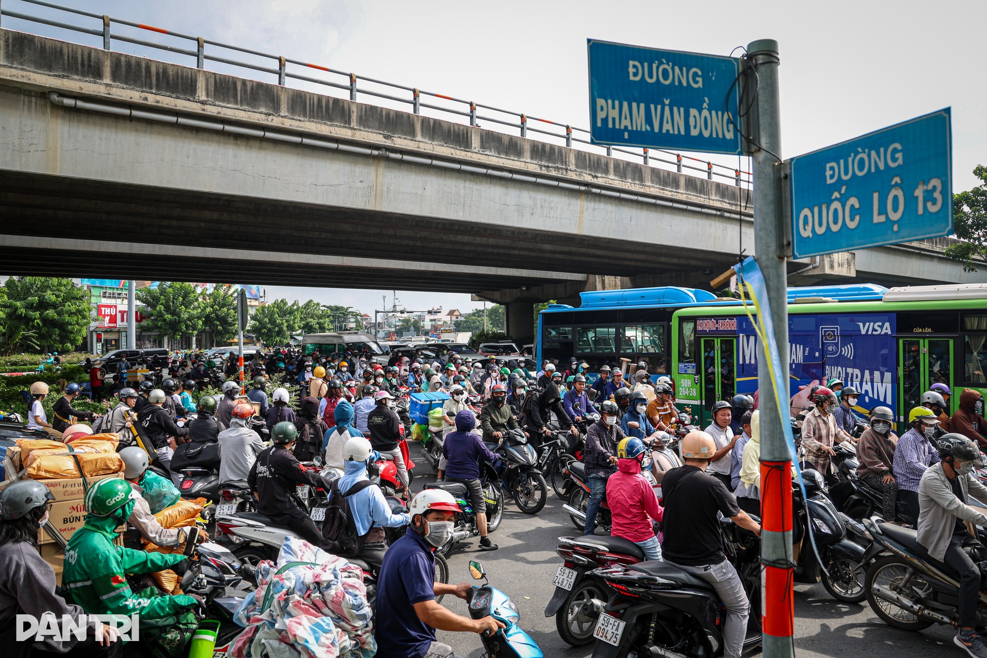 Giao thông ùn ứ trong buổi sáng đầu tiên cấm ô tô qua cầu Bình Triệu 1 - 3 Giao thông ùn ứ trong buổi sáng đầu tiên cấm ô tô qua cầu Bình Triệu 1 - 3
