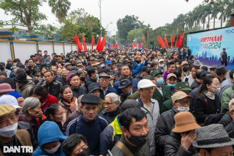 Người dân xếp hàng từ tờ mờ sáng để vào tham quan Triển lãm Quốc phòng