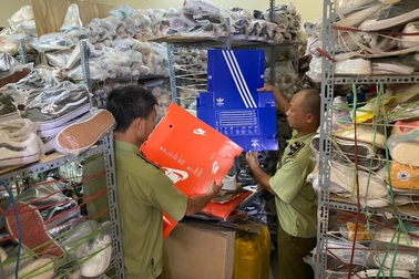 Phát hiện cơ sở bán giày hàng hiệu rởm trên Zalo, thu giữ gần 5.200 đôi