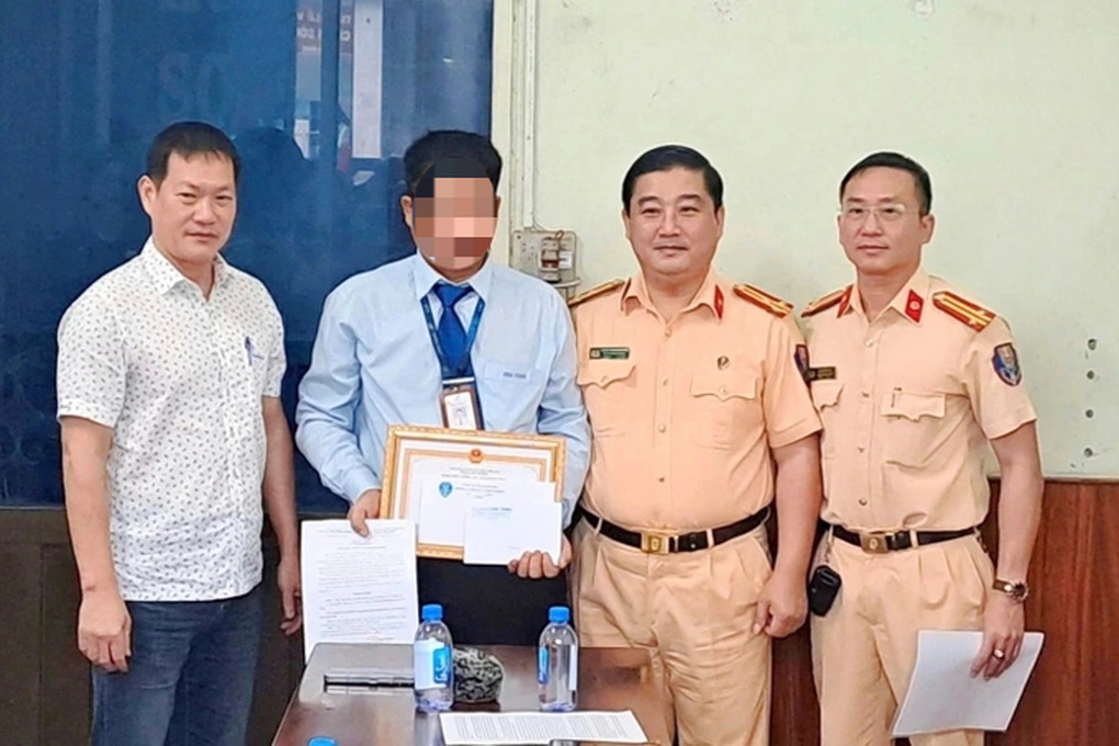 Bí mật bên trong hộp giấy có ghi dòng chữ cá cảnh xin nhẹ tay - 1 Bí mật bên trong hộp giấy có ghi dòng chữ cá cảnh xin nhẹ tay - 1
