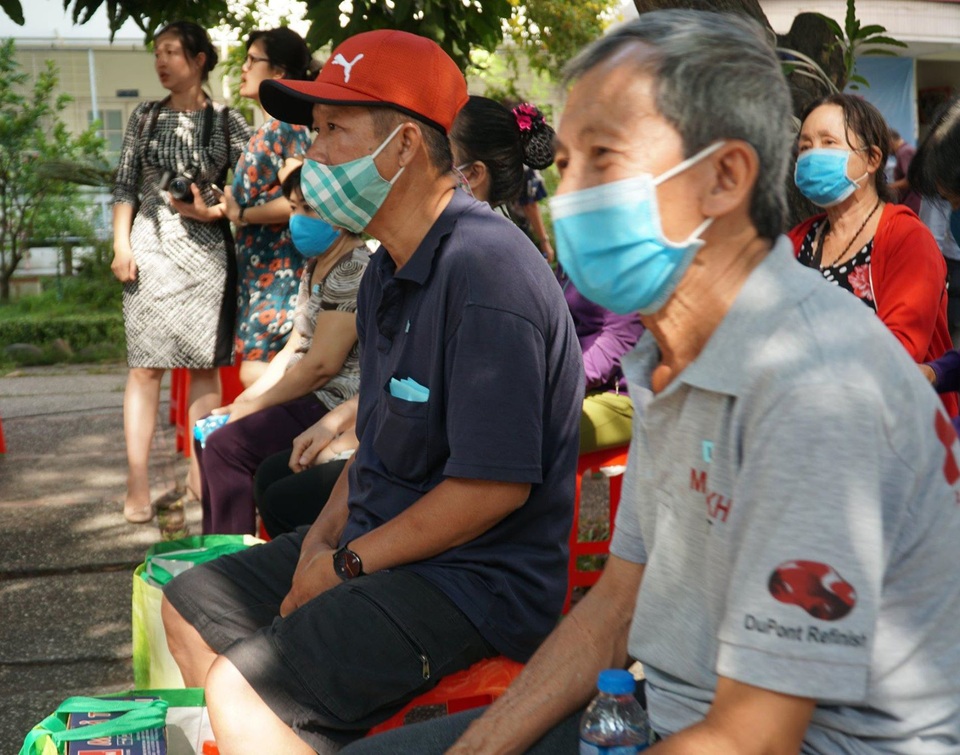 TPHCM: Hơn 400 triệu đồng hỗ trợ người dân gặp khó khăn vì dịch Covid-19 - 5 TPHCM: Hơn 400 triệu đồng hỗ trợ người dân gặp khó khăn vì dịch Covid-19 - 5