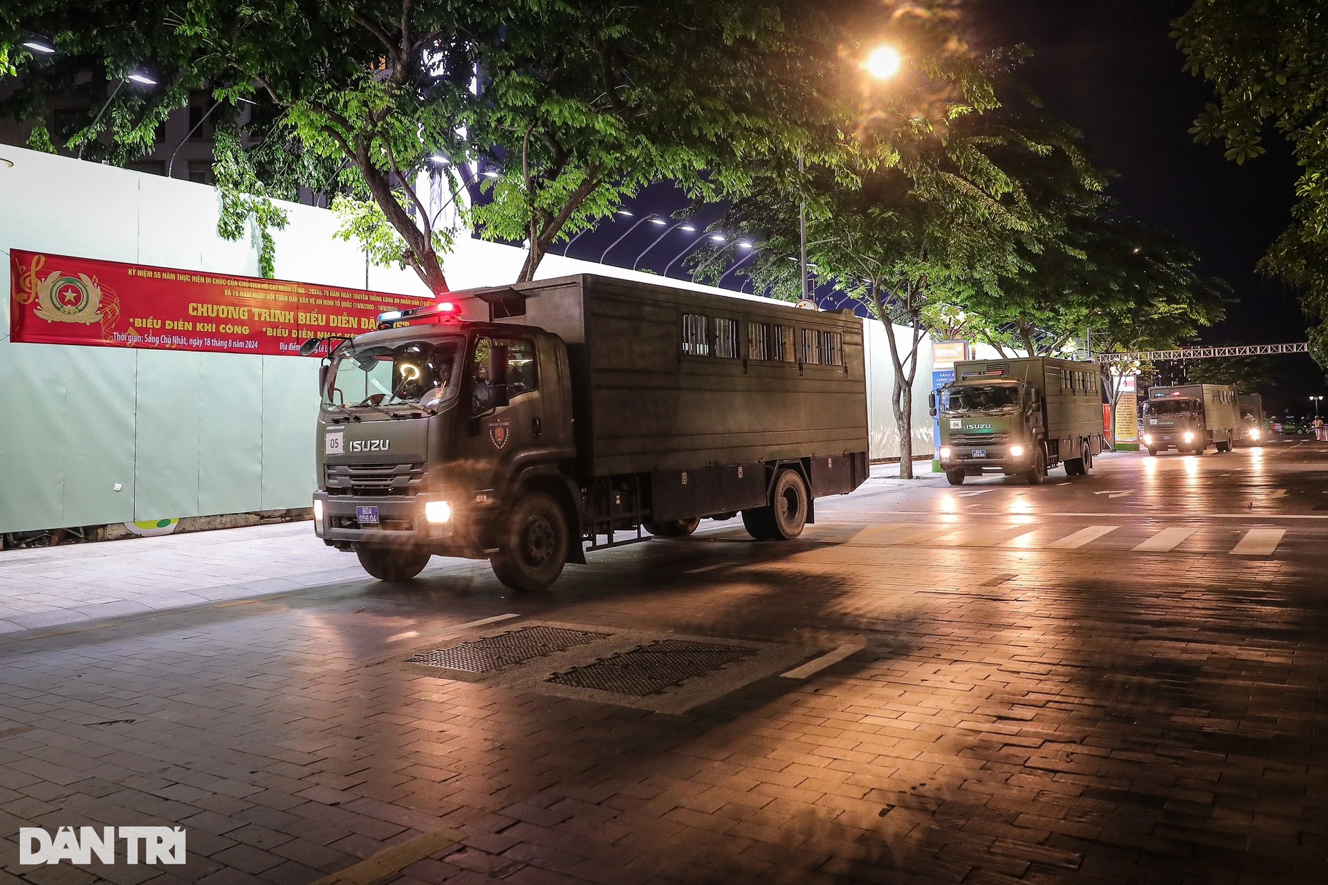 Dàn Kỵ binh giao lưu cùng người dân trên phố đi bộ Nguyễn Huệ - 13 Dàn Kỵ binh giao lưu cùng người dân trên phố đi bộ Nguyễn Huệ - 13