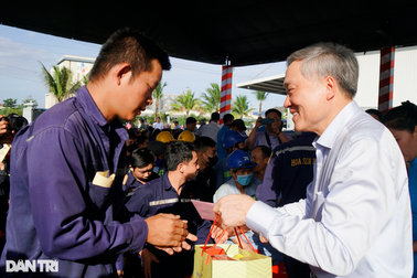 Trao 200 suất quà Tết đến công nhân lao động khó khăn tại Bình Định