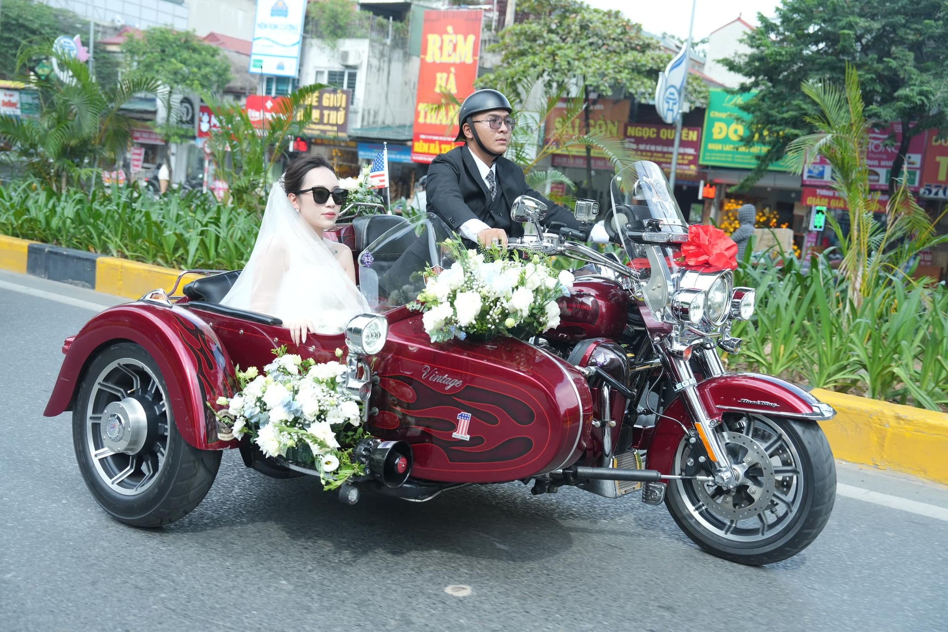 Bách đón cô dâu Phương Dung về trên chiếc xe mô tô có giá hơn 1 tỷ đồng