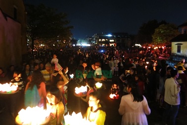 Phố cổ Hội An đông kín người trong đêm rằm tháng Giêng