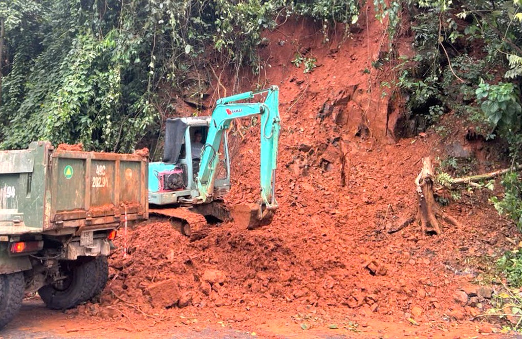 Dọn dẹp đất đá, xử lý sạt lở trên đèo Bảo Lộc - 2 Dọn dẹp đất đá, xử lý sạt lở trên đèo Bảo Lộc - 2