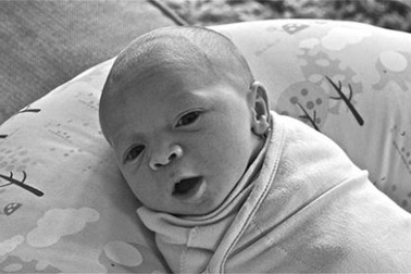 Quán quân American Idol khoe ảnh con trai mới sinh