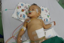 Thương cháu bé 11 tháng tuổi bị não úng thủy