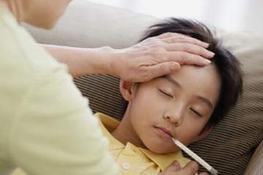 Làm thế nào khi trẻ 2 – 3 tiếng lại sốt cao 39 độ?