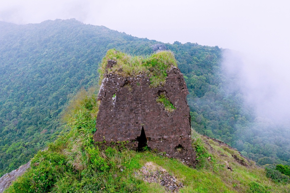 Bí ẩn ngôi tháp cổ trên đỉnh núi, qua nhiều thế kỷ ít ai tiếp cận được - 2