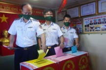 Tàu Cảnh sát biển 9003 bầu cử sớm giữa biển