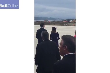 Hoàng tử Anh lần đầu tiên đưa hai con công du nước ngoài