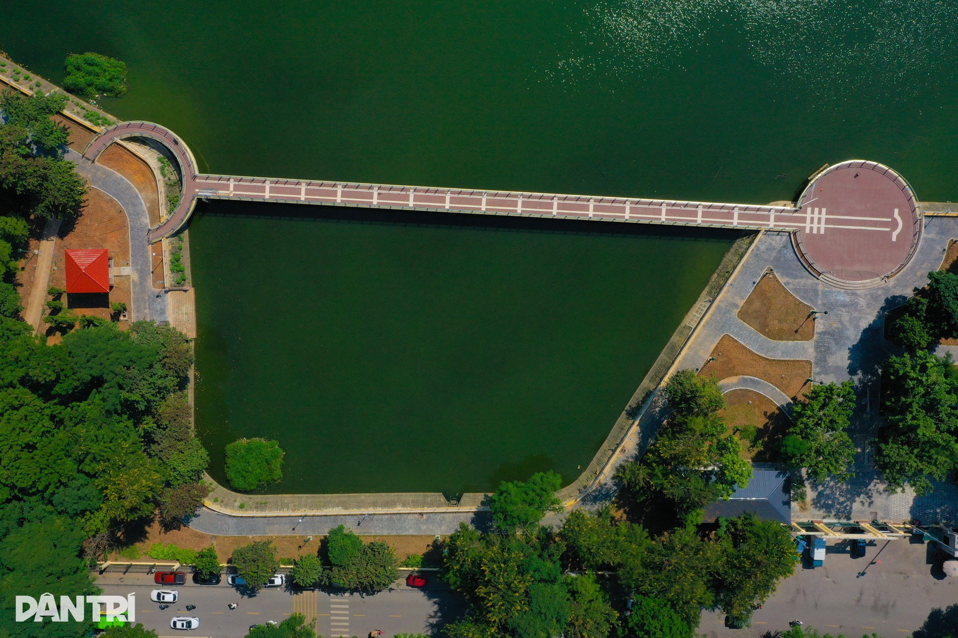 Độc đáo cầu đi bộ hình cây đàn khổng lồ trong công viên ở Hà Nội - 4