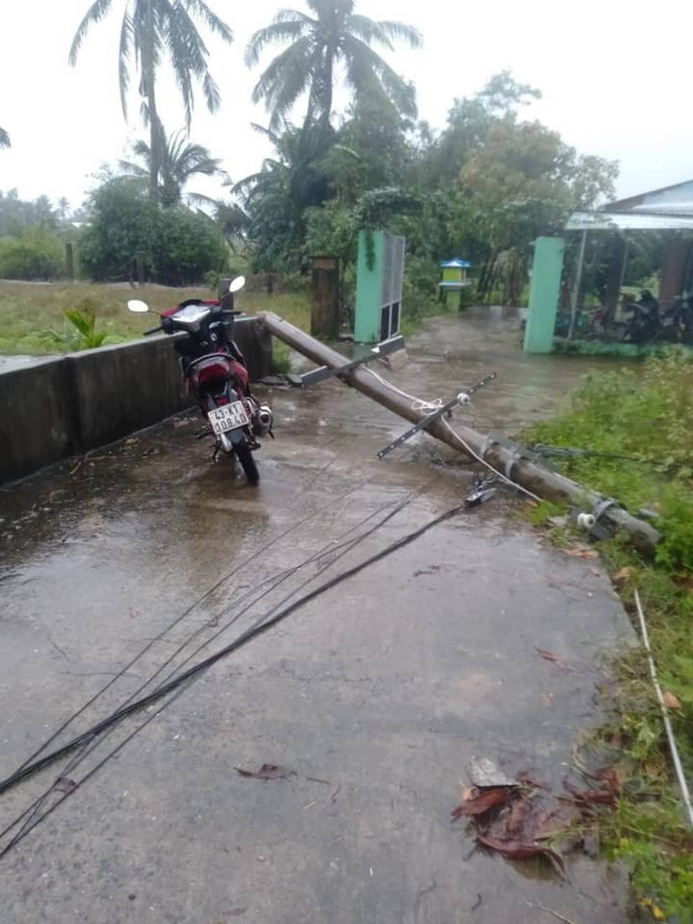 Lốc xoáy khiến hàng chục ngôi nhà ở Đà Nẵng bị hư hỏng - 4 Lốc xoáy khiến hàng chục ngôi nhà ở Đà Nẵng bị hư hỏng - 4