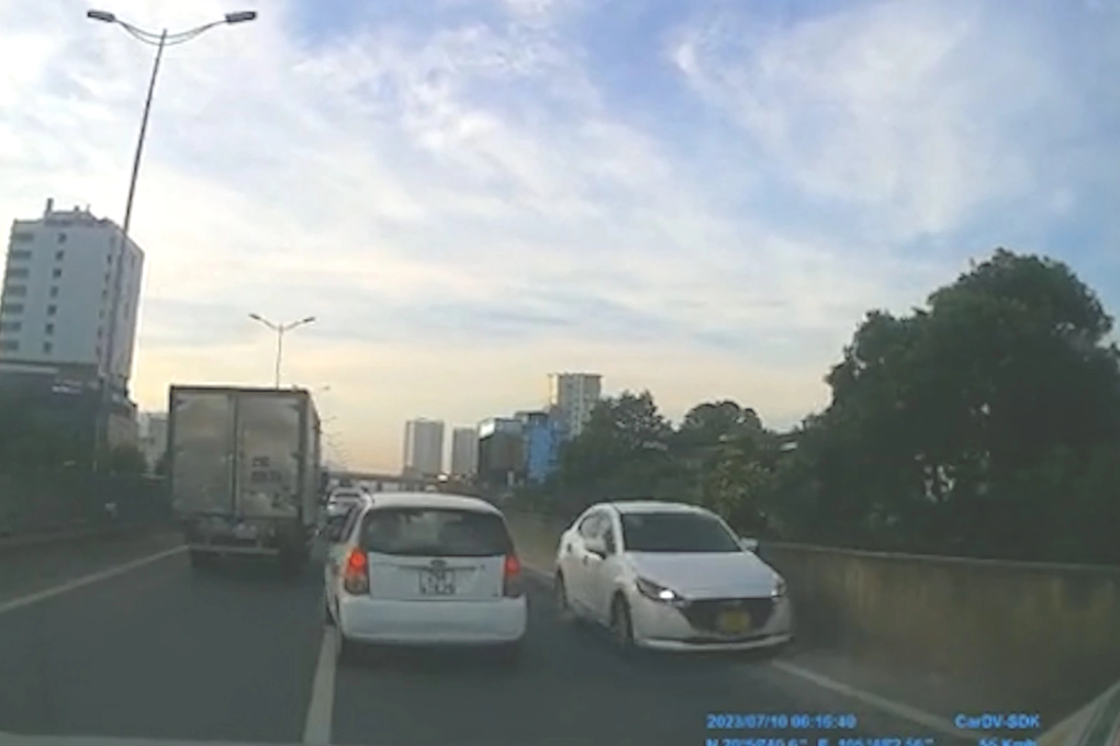 Hà Nội: Nữ tài xế liều mạng đi ngược chiều đường Vành đai 3 trên cao - 1 Hà Nội: Nữ tài xế liều mạng đi ngược chiều đường Vành đai 3 trên cao - 1