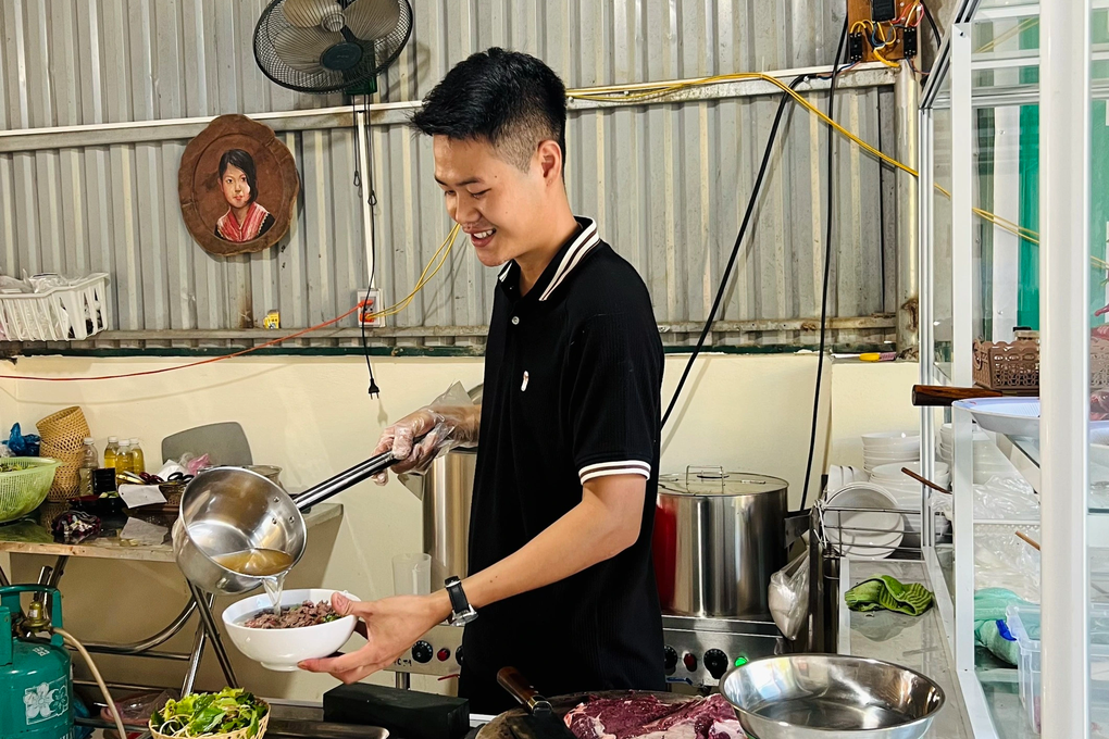 Chủ quán tốt bụng ở Thanh Hóa mời cậu bé nhặt ve chai ăn tô phở miễn phí - 4 Chủ quán tốt bụng ở Thanh Hóa mời cậu bé nhặt ve chai ăn tô phở miễn phí - 4