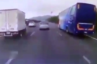 Xe bus 2 tầng mất lái nguy hiểm thế nào?