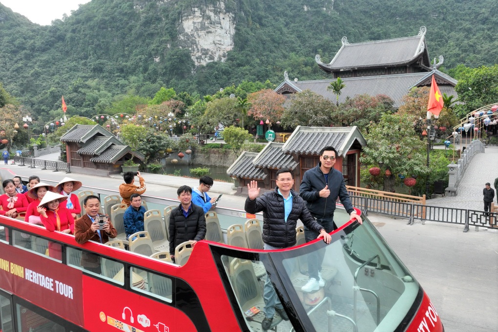 Ngồi xe buýt 2 tầng tham quan cảnh đẹp di sản Tràng An - 6 Ngồi xe buýt 2 tầng tham quan cảnh đẹp di sản Tràng An - 6