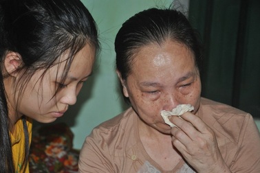 Thương cô học trò nhỏ bị bố bỏ rơi, một mình cơ cực chăm mẹ ung thư