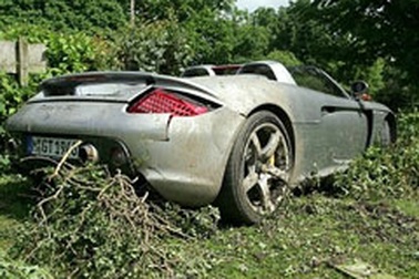 Bố Hamilton đâm hỏng một chiếc Porsche 