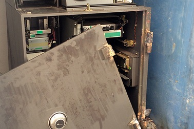 Bắt nhóm đối tượng phá trụ ATM trộm tiền