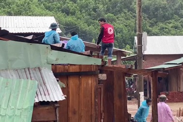 Lực lượng dân quân giúp dân lợp lại mái tôn bị bão thổi bay (Video: T.Y)
