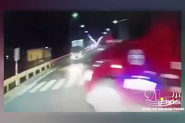 Tránh container quay đầu, xe khách tông trực diện xe tải chạy ngược chiều