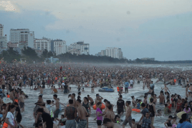 Hàng vạn người ken đặc trên bãi tắm Sầm Sơn ngày nắng nóng