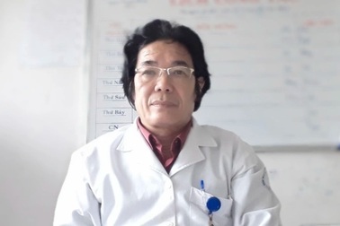 Bác sĩ làm việc trên xe lăn bị điều chuyển xin nghỉ hưu trước tuổi