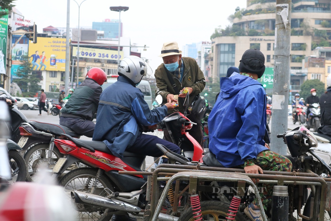 Nhói lòng hoàn cảnh cụ ông bán bút bi dạo mưu sinh dịp Tết trên phố Tôn Đức Thắng, Hà Nội - 1 Nhói lòng hoàn cảnh cụ ông bán bút bi dạo mưu sinh dịp Tết trên phố Tôn Đức Thắng, Hà Nội - 1