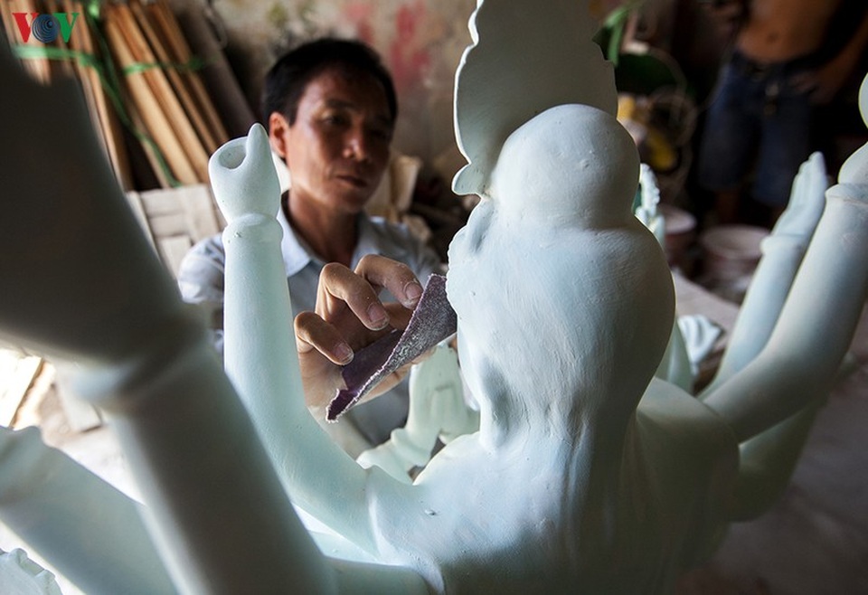 Làng nghề trong lòng phố gần 100 năm làm tượng Phật - 4 Làng nghề trong lòng phố gần 100 năm làm tượng Phật - 4