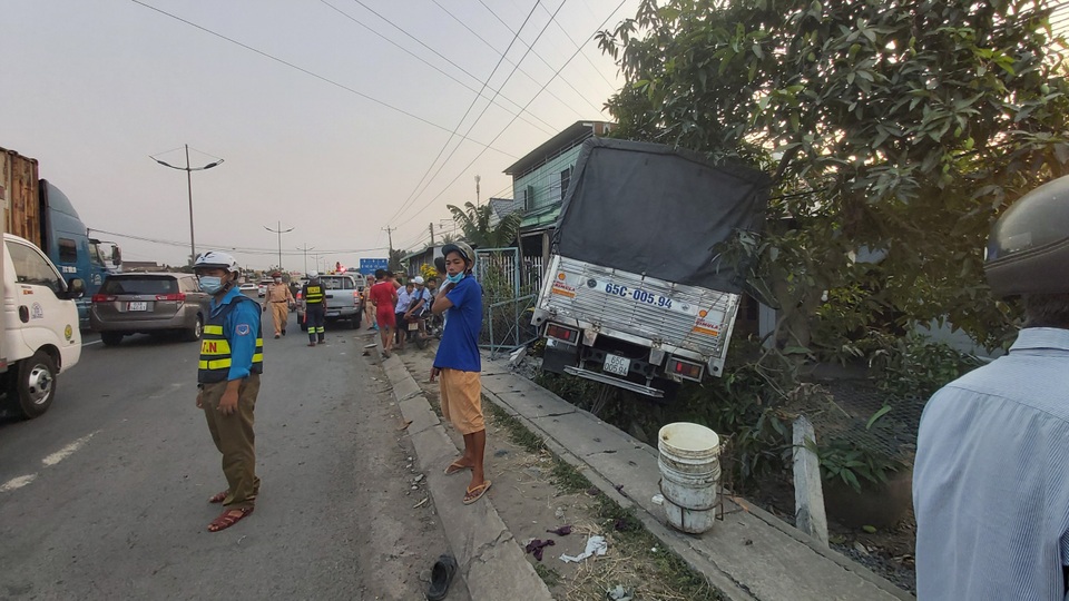 Xe tải va chạm xe máy, lao vào nhà dân, một cụ ông bị thương nặng - 2