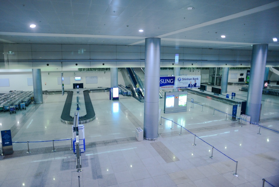 Sân bay Tân Sơn Nhất vắng vẻ.jpg Sân bay Tân Sơn Nhất vắng vẻ.jpg