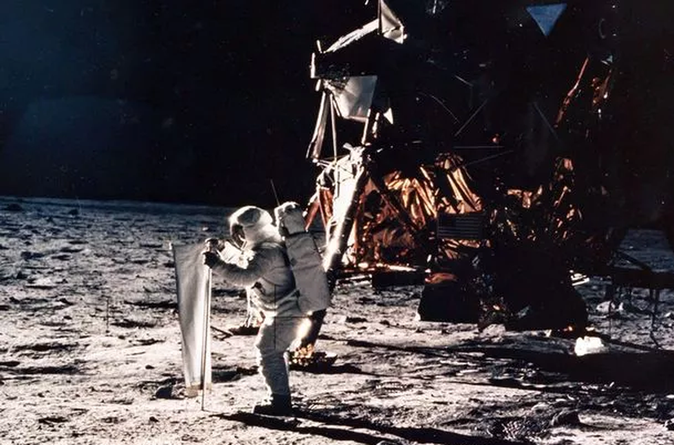 Neil Armstrong là người đầu tiên in dấu chân lên mặt trăng vào năm 1969 (Ảnh: NASA). Neil Armstrong là người đầu tiên in dấu chân lên mặt trăng vào năm 1969 (Ảnh: NASA).