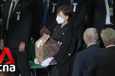 Phu nhân cố Thủ tướng Abe bê tro cốt chồng vào nơi tổ chức lễ quốc tang