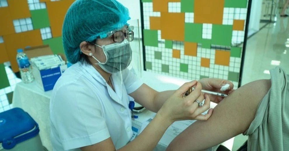 Hỏi đáp vắc xin Covid-19: Vừa tiêm vắc xin về, có cần ngừng thuốc huyết áp? - 1 Hỏi đáp vắc xin Covid-19: Vừa tiêm vắc xin về, có cần ngừng thuốc huyết áp? - 1