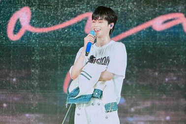 Nhóm Tempest hát "Chiếc khăn gió ấm", bật khóc khi diễn tại TPHCM