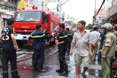 Cháy nhà 2 tầng, một người bị bỏng