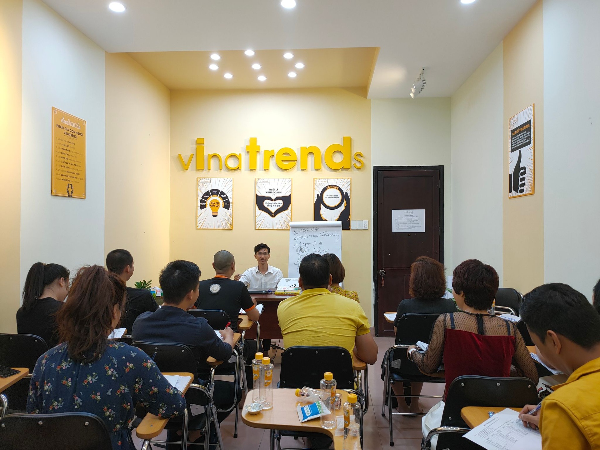 Hành trình làm chủ 2 công ty của người đàn ông khuyết tật - 11 Hành trình làm chủ 2 công ty của người đàn ông khuyết tật - 11